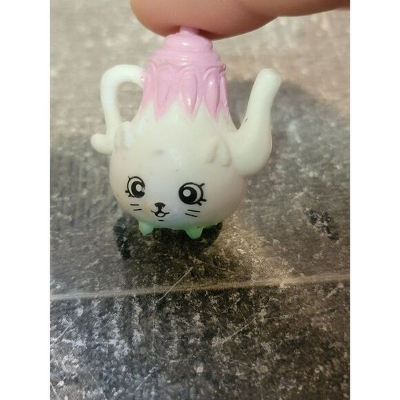 Mini white cat teapot moose Shopkins toy figure - Picture 2 of 5